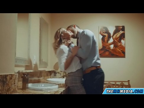 ❤️ جڏهن هڪ busty سنهري اوھان کي هڪ عوامي آرام روم ۾ seduces ❤  ❤